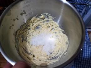 加入白糖，继续低速搅打到无颗粒状。