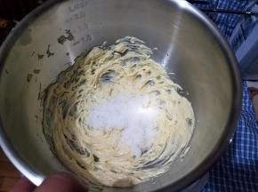 加入白糖，继续低速搅打到无颗粒状。