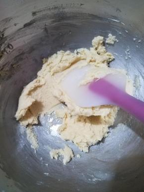 按压把面粉跟黄油吸收混合。