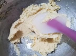 按压把面粉跟黄油吸收混合。