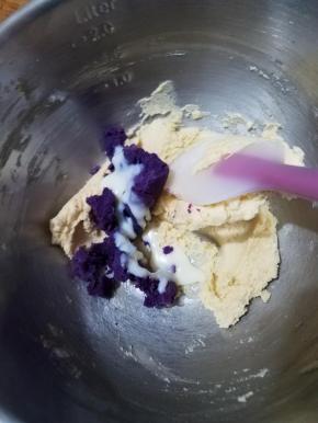 再加入紫薯泥，炼乳，继续按压混合均匀。紫薯泥就是买的紫薯去皮蒸熟，按压成泥。