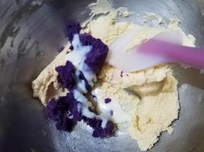 再加入紫薯泥，炼乳，继续按压混合均匀。紫薯泥就是买的紫薯去皮蒸熟，按压成泥。