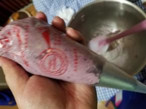 混合均匀后装入裱花袋，也可以选择保鲜膜包好，滚成圆柱冷藏切片。