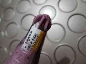 选择自己喜欢的裱花嘴，挤出一点后开始塑形。