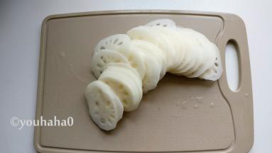 莲藕削掉外皮、洗净，切成薄片