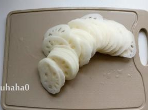 莲藕削掉外皮、洗净，切成薄片