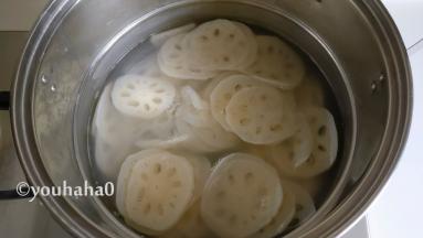 锅中入水烧开，放入藕片焯水，烧开后捞出待用