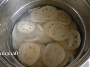 锅中入水烧开，放入藕片焯水，烧开后捞出待用