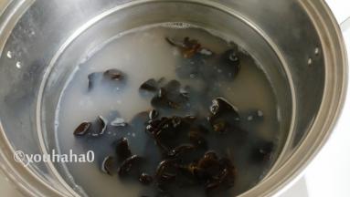 用焯莲藕的水焯一下黑木耳，烧开后捞出