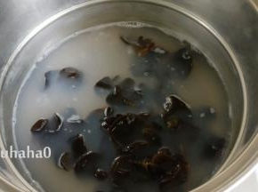用焯莲藕的水焯一下黑木耳，烧开后捞出
