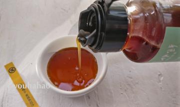 酸甜柚子汁口感适中，料汁倒入碗中，稍加一点盐调匀