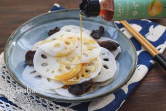 焯水后的莲藕片、黑木耳摆放在盘子中，吃之前淋上柚子调味汁即可，拌匀后食用