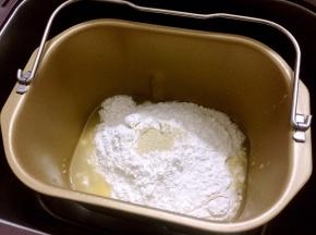 把主材料除了黄油外，都放入和面桶，顺序为牛奶、鸡蛋液、糖和盐对角放，然后放面粉，酵母放最上面