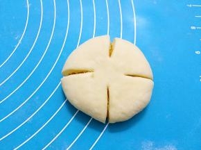 先切成四瓣，不要切断