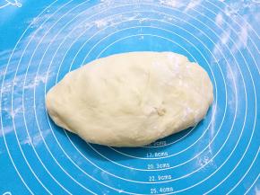 取出面团按压排气揉均匀