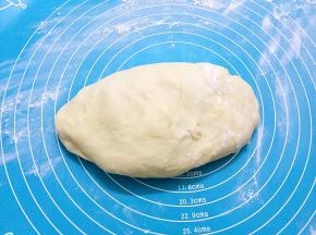 取出面团按压排气揉均匀