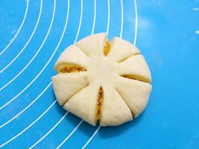 再在四瓣中各切一刀