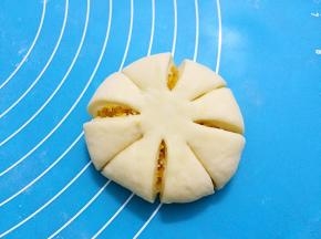 再在四瓣中各切一刀