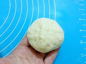 利用虎口慢慢收起来直到全部裹上豆沙后收口捏紧