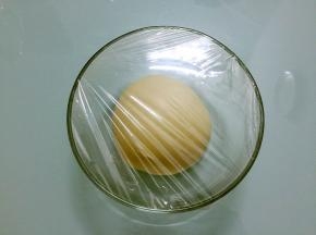 把面团揉圆，盖上保鲜膜放温暖处发酵2-2.5倍大