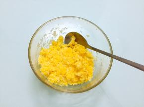 把椰蓉馅材料放入容器中拌匀