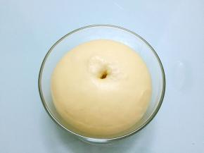 手指沾水或面粉戳一小洞，不反弹不回缩即发酵成功