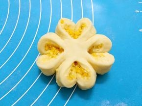 每相邻的两个翻转一下，使侧面朝上，即成花形