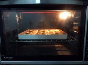 放入预热好的烤箱，上火120度，下火150度，中层15分钟（上色满意加盖锡纸）