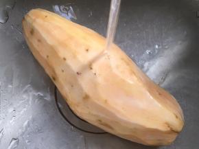 将红薯去皮洗净，多冲几道水