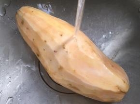 将红薯去皮洗净，多冲几道水