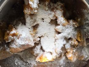 将面粉过筛入碗中