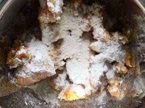 将面粉过筛入碗中