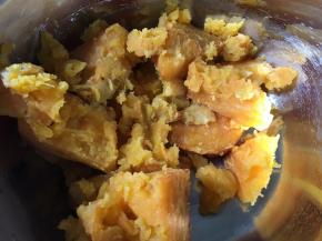 将红薯蒸半小时蒸熟，准备一个碗，红薯放入