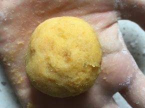 将红薯泥分成等份的小团。搓圆