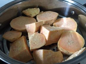 将洗干净的红薯切成小块，蒸锅放水，放蒸格上。