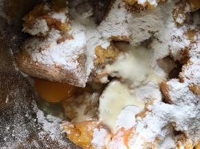 将适量清水放入碗中，混合，捣成泥