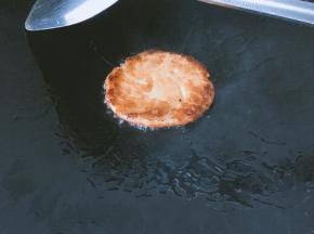 放入锅中煎至两面金黄