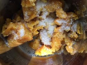 将白糖放入碗中。