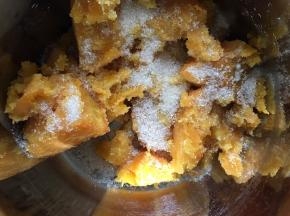 将白糖放入碗中。