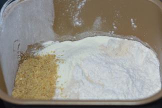 将除黄油外所有的材料放入面包机中，揉至成团。然后把软化后的黄油加入揉至扩展阶段，就是可以出手膜的状态。