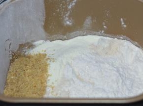 将除黄油外所有的材料放入面包机中，揉至成团。然后把软化后的黄油加入揉至扩展阶段，就是可以出手膜的状态。