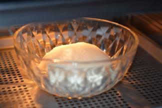 搅拌完成后，室温发酵50分钟，如果天气冷，可以放入烤箱发酵，盖上保鲜膜。