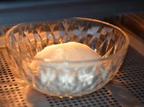 搅拌完成后，室温发酵50分钟，如果天气冷，可以放入烤箱发酵，盖上保鲜膜。