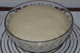 发酵好的面团在中间戳个洞是不回缩不塌陷的，就是发酵好了，大概两倍大。