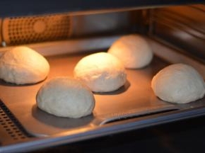 将发酵好的面团进行轻轻排出大气泡就可以了，然后分割，分成5等份，揉圆后进行第二次发酵，大概30分钟，两倍大。