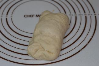 将二次发酵好的面团轻轻压一下，然后左右对折。