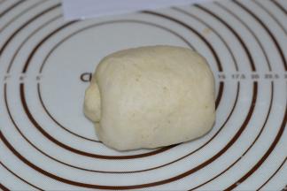 然后自上而下卷起，接口朝下。