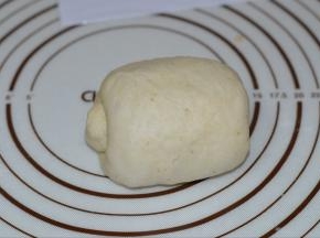 然后自上而下卷起，接口朝下。