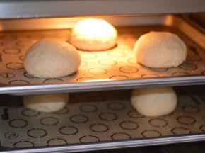 搓成圆形，室温发酵50分钟。全程发酵我用的是我家的蒸烤箱，有发酵功能的，30度。天气冷可以放入烤箱发酵，下面放一盆热水。