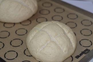 发酵好的面团取出，用割包刀画出井字形，没有割包刀可以用美工刀或者锋利的刀片。